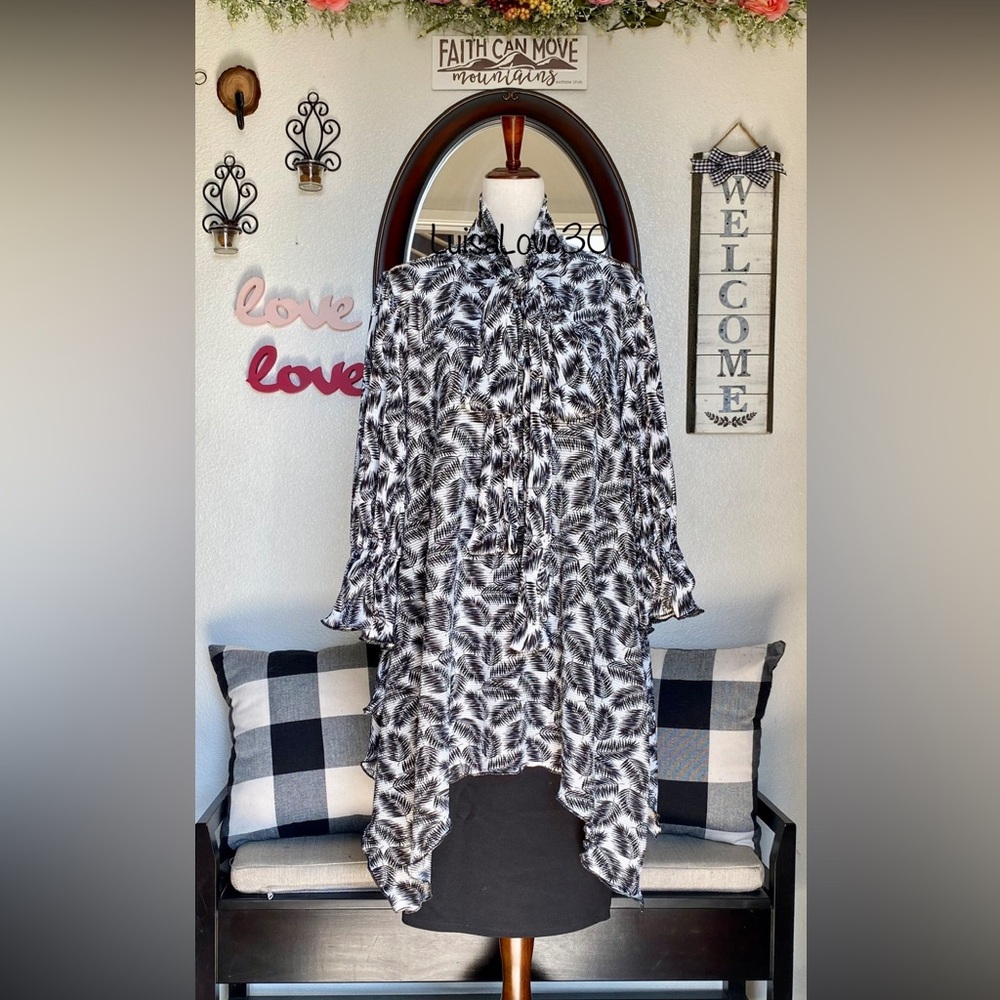 ONE OF A KIND!! Black & White Feather Top with bow🖤🤍